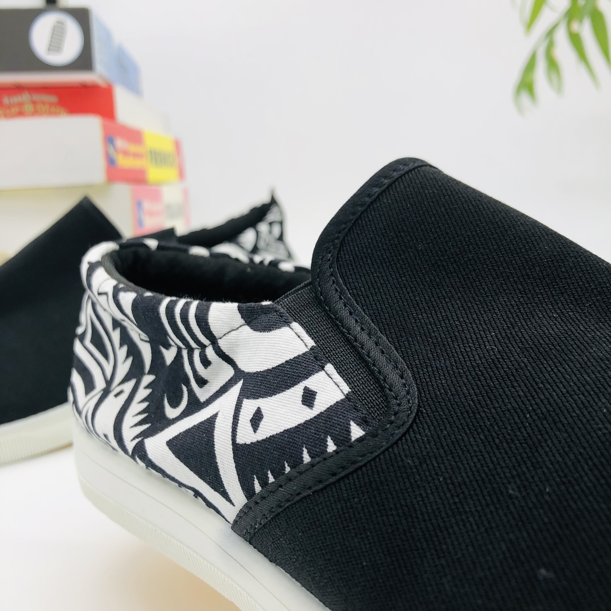 Mucheka African Print Mens Canvas Shoes - Image 4