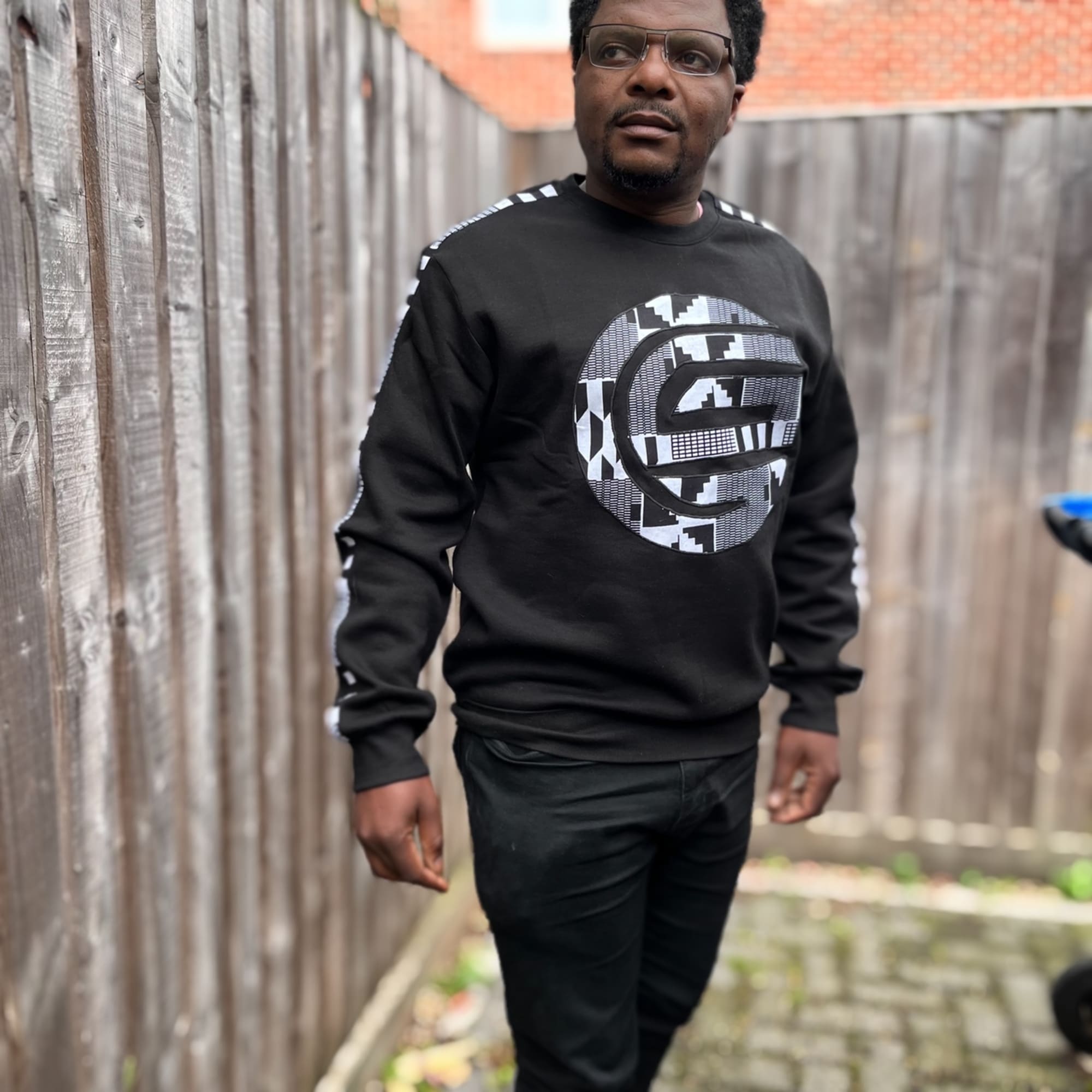 Kente African Print Black and White Boho Men's Relaxed Fit Sweatshirt - Image 8
