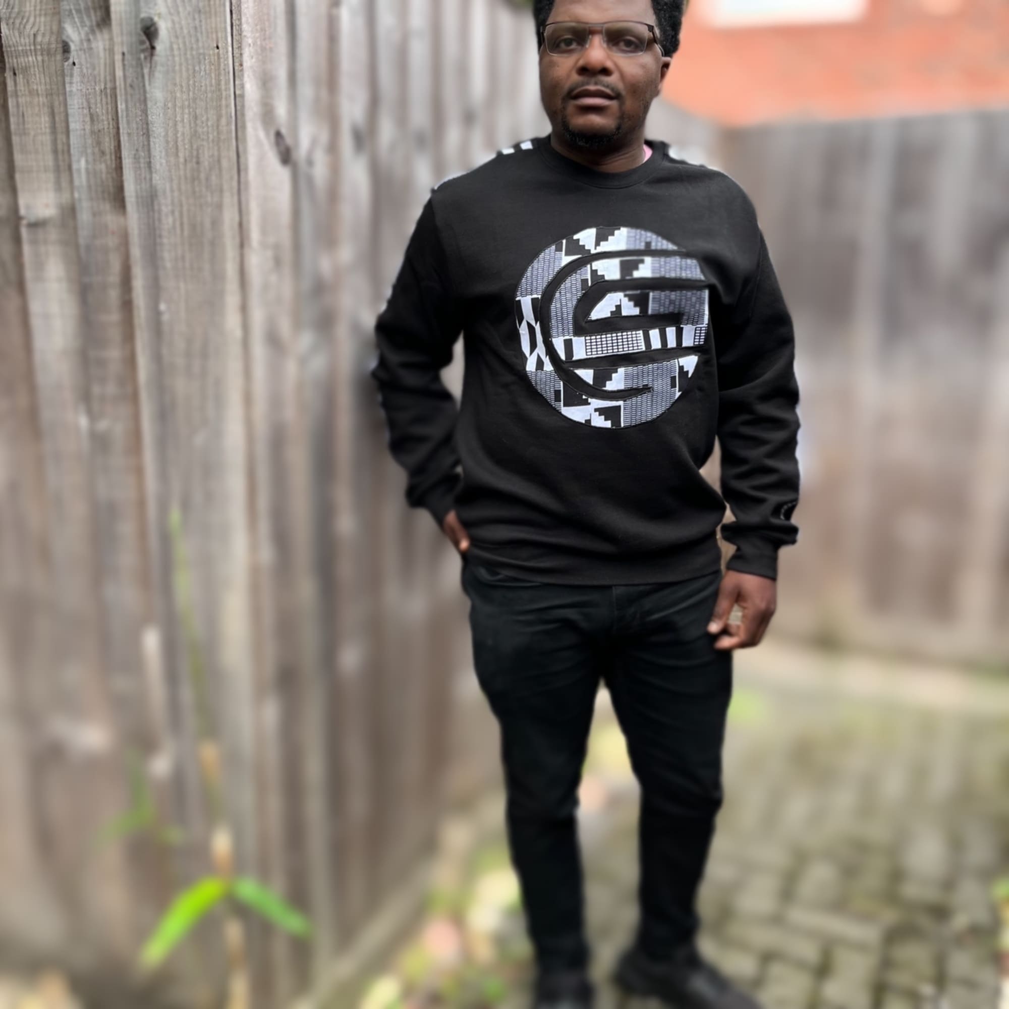Kente African Print Black and White Boho Men's Relaxed Fit Sweatshirt - Image 7