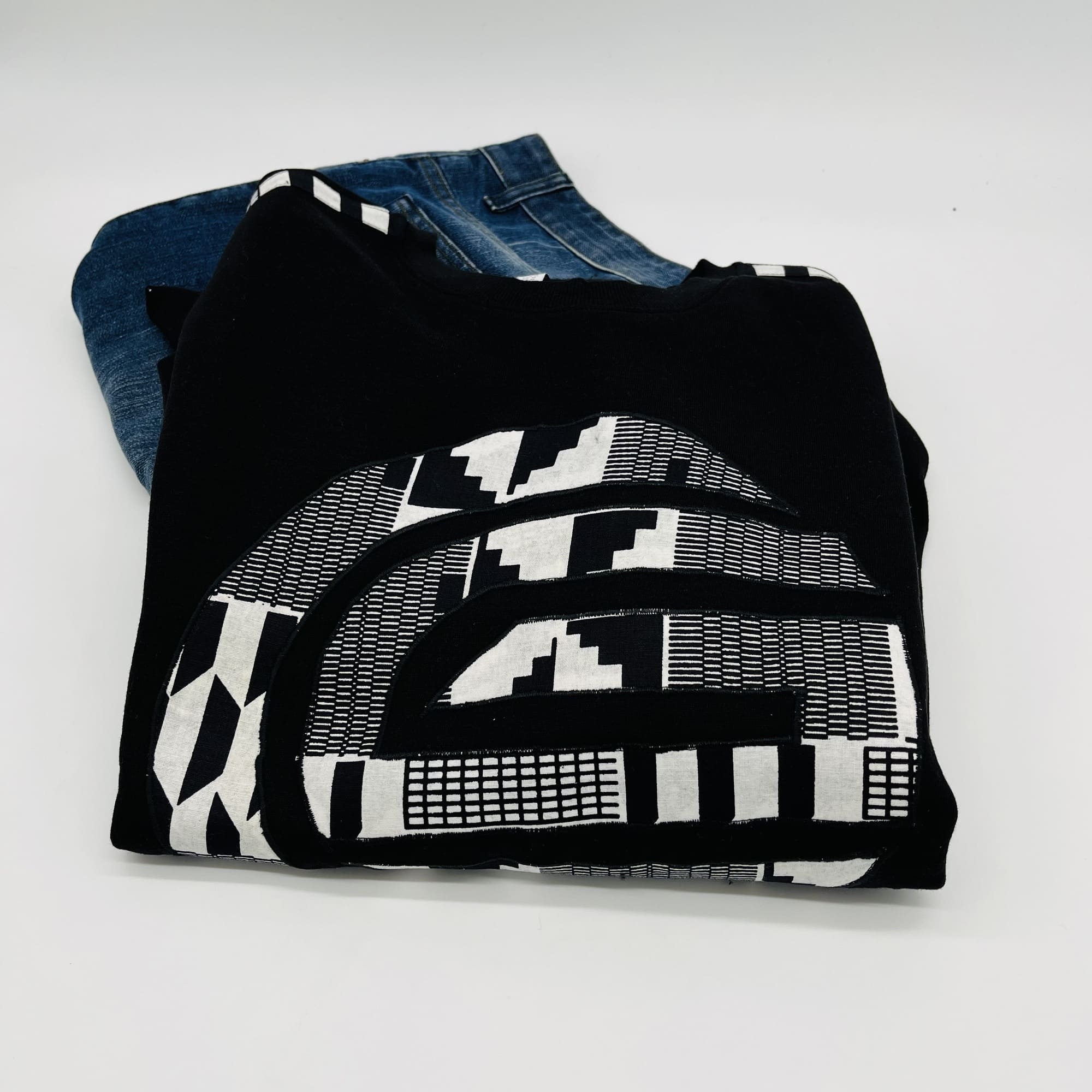 Kente African Print Black and White Boho Men's Relaxed Fit Sweatshirt - Image 6