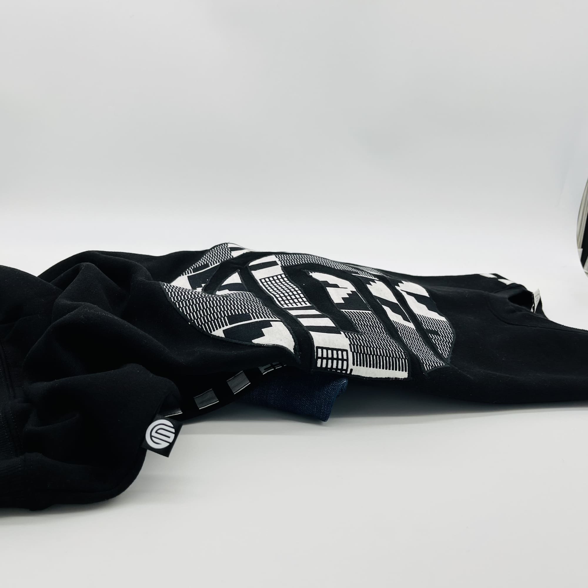 Kente African Print Black and White Boho Men's Relaxed Fit Sweatshirt - Image 5