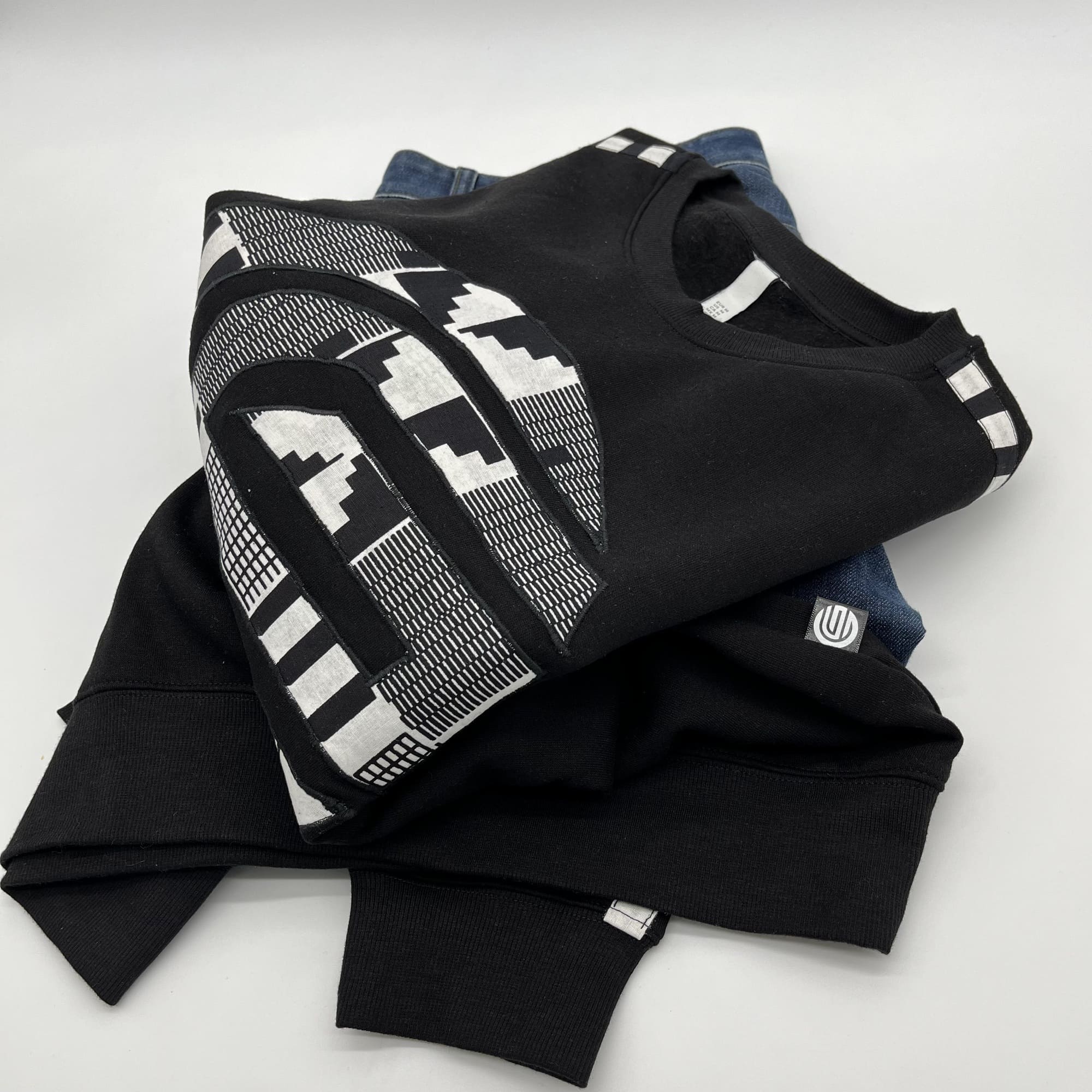 Kente African Print Black and White Boho Men's Relaxed Fit Sweatshirt - Image 4